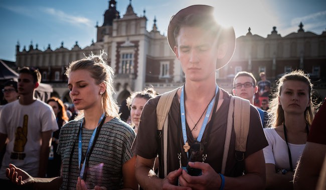 22 juillet 2016 : Des jeunes assistent à un concert de louange devant la basilique Notre Dame de Cracovie, place Glowny, Cracovie, Pologne.